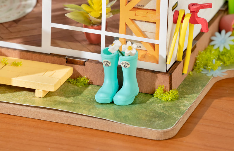 Rolife - DG163 Dreamy Garden House - DIY Dollhouse Kit - Medium Level